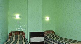 Гостиница Guest House on Chkalova 79 Феодосия Двухместный номер с 2 отдельными кроватями и общей ванной комнатой-3