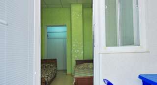 Гостиница Guest House on Chkalova 79 Феодосия Трехместный номер с общей ванной комнатой-4